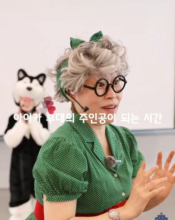 아이가 노래를 부르며 즐겁게 영어를 경험하는 모습